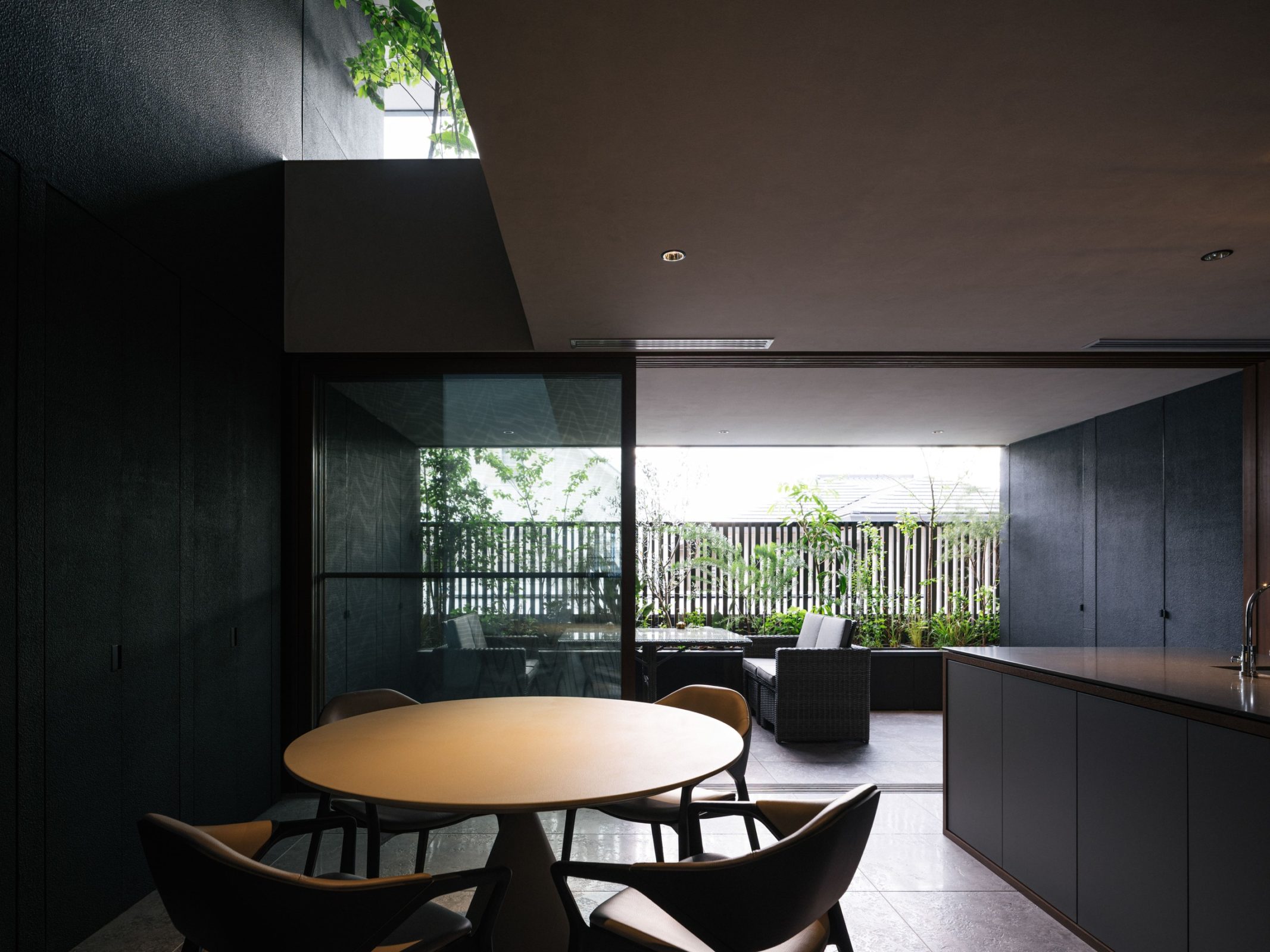 京都のリノベーションモダン住宅の吹抜け