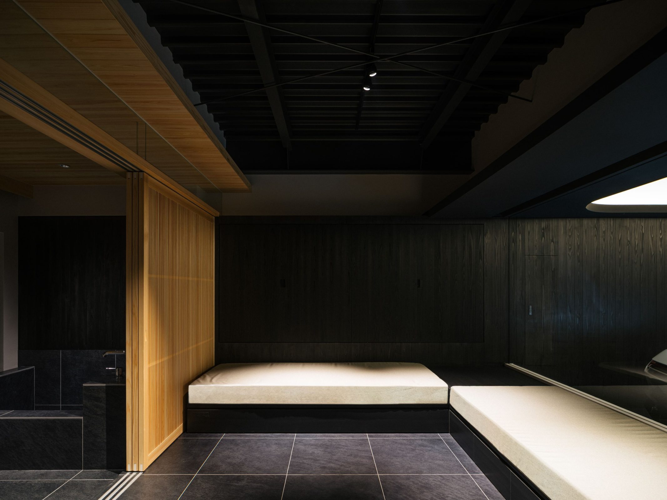 京都のリノベーションモダン住宅の水風呂