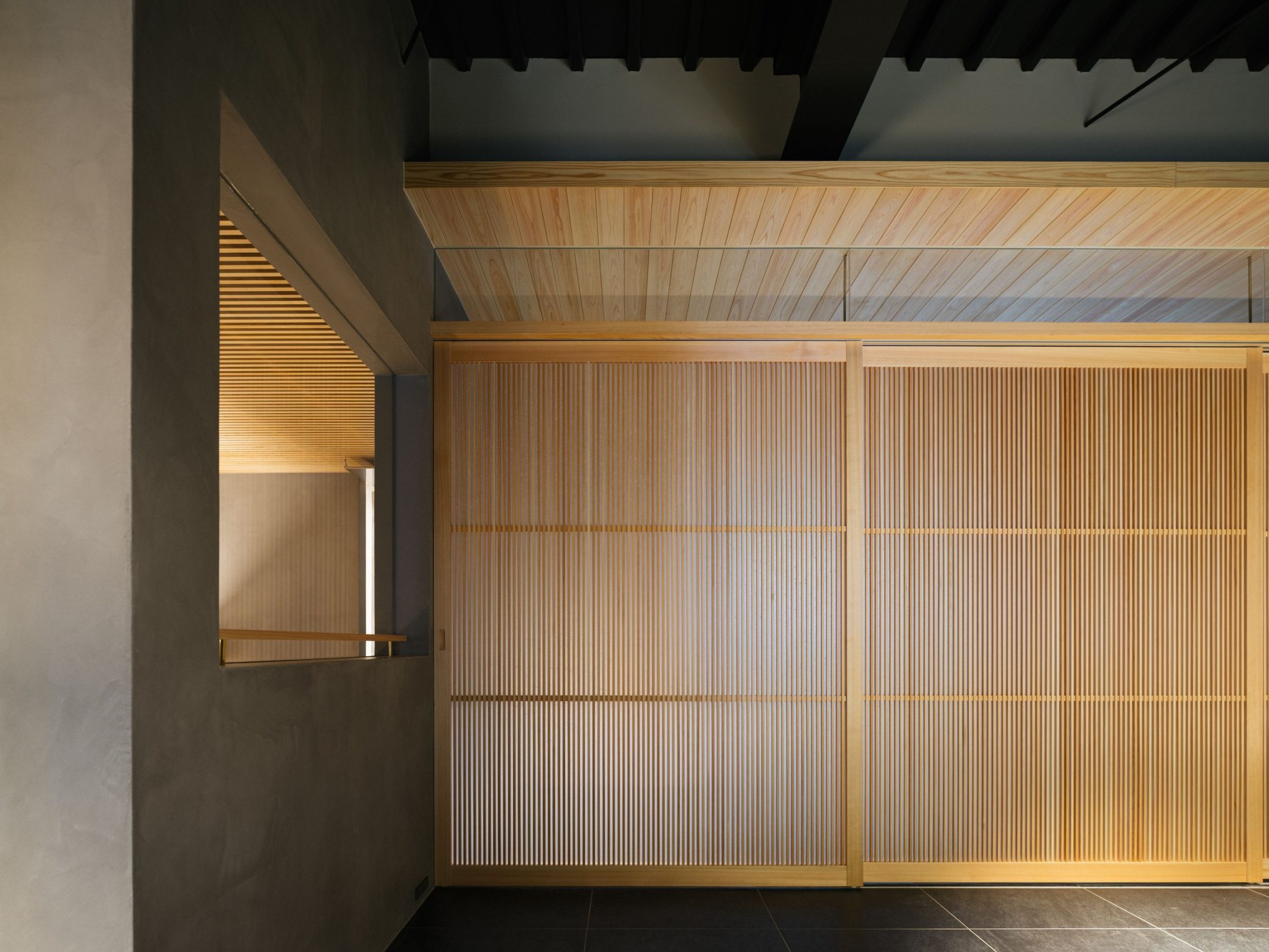 京都のリノベーションモダン住宅の格子扉