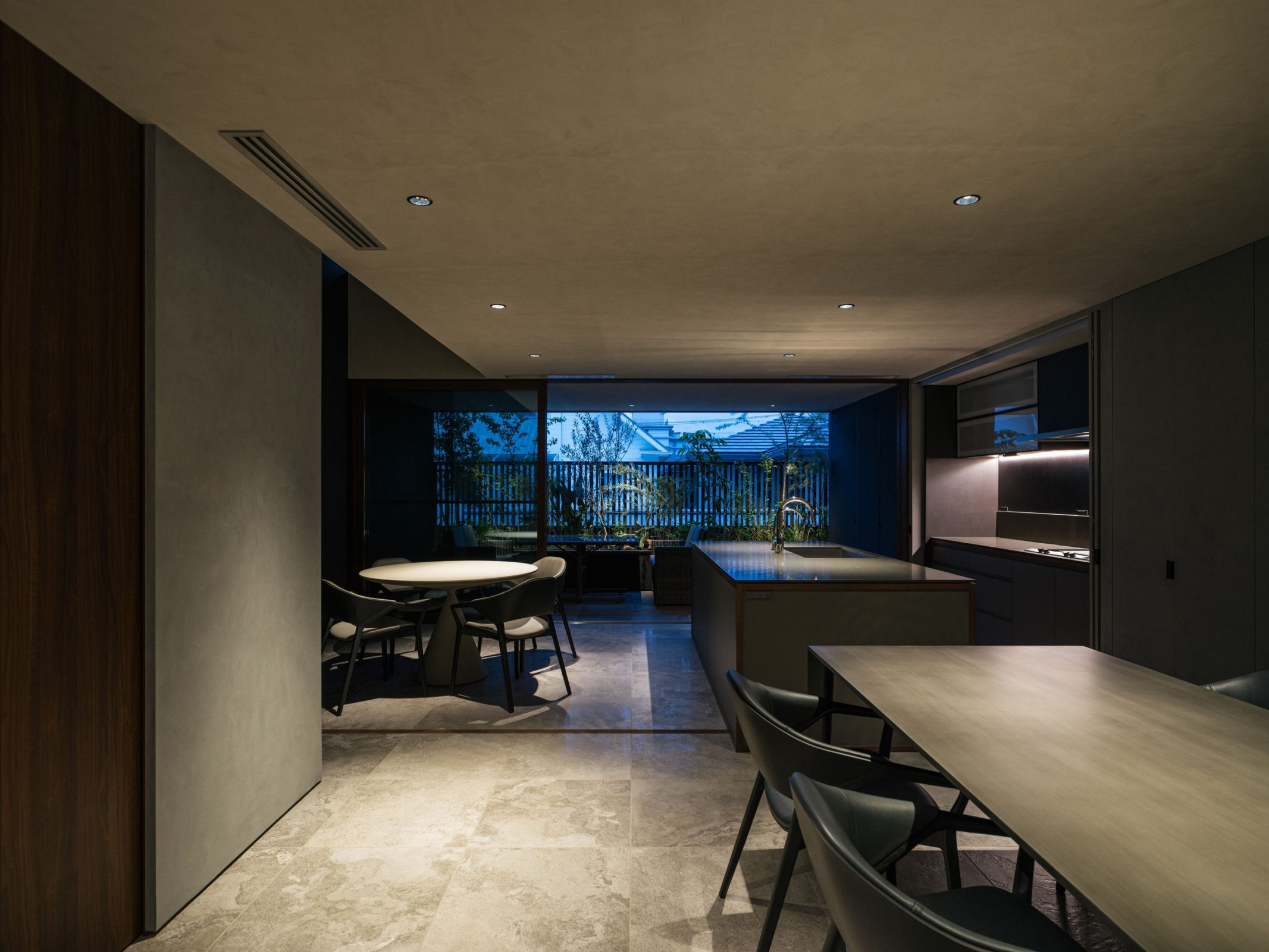 京都のリノベーションモダン住宅の夜の内観