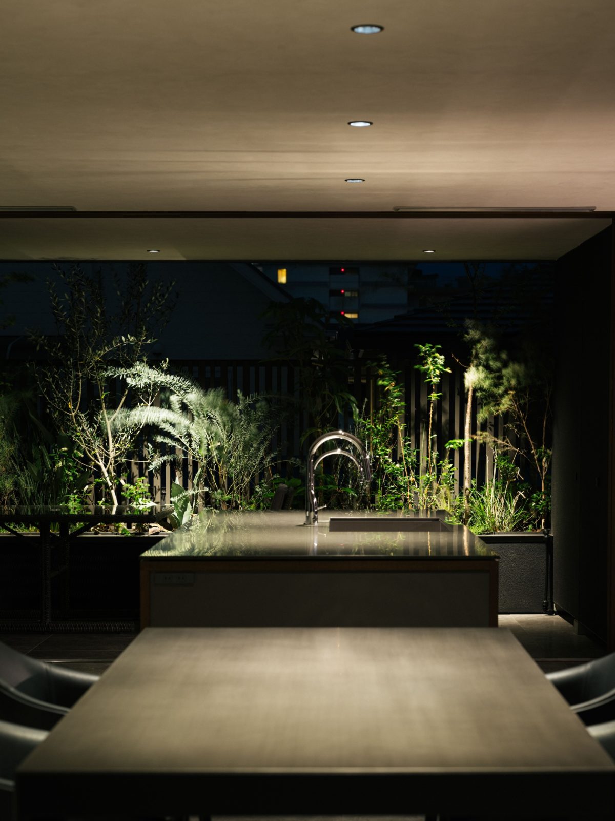 京都のリノベーションモダン住宅の中庭